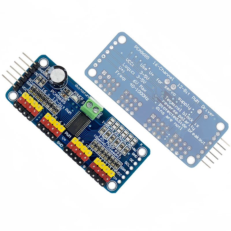 Forsiden og bagsiden af et PCA9685 16-kanals PWM Servo Driver I2C Modul