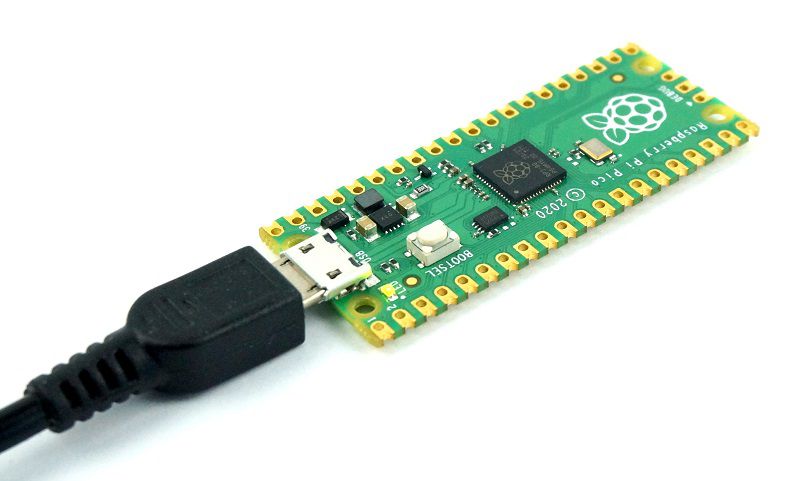 Image of Raspberry Pi Pico tilsluttet til en Micro USB kabel