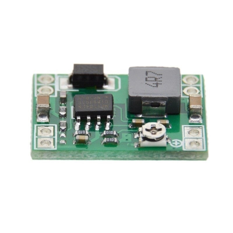 Siden af en XM1584 DC-DC step down konverter med hvid bagground