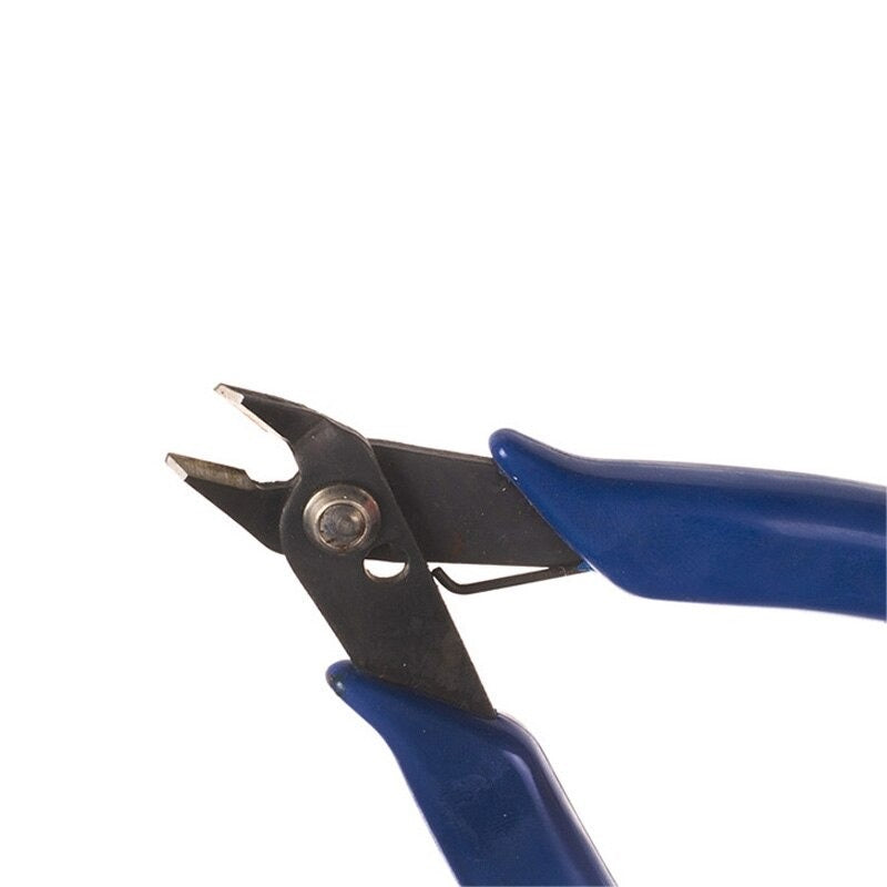 Image of En nærbillede af Skævbider/Bidetang til blød tråd, der vender mod venstre, viser metaloverfladen og fine skærekanter