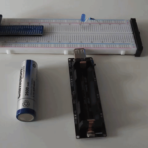 Image of Eksempel med  18650 batteri holder med lader og step-up converter med led lys