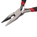 En nærbillede af Spidstang med tænder åbne, viser metaloverfladen og fine tænder 